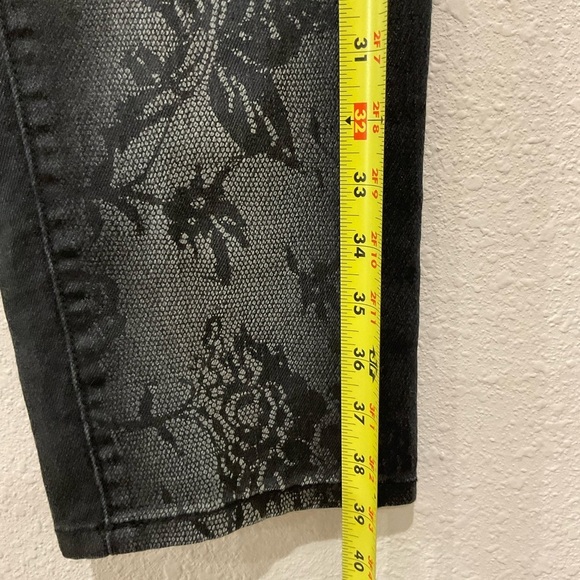 Chico’s Platinum Jeans Black Metallic Floral Snake Print Wom Sz 8 (Chico’s 1R) - Picture 6 of 10